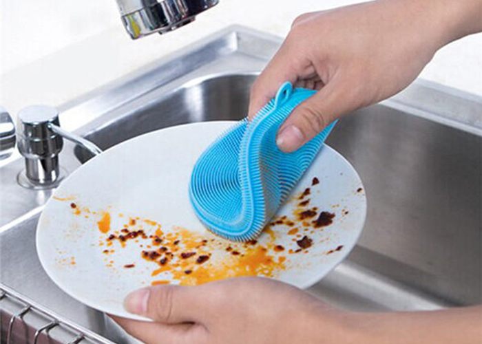تمیز کردن ظروف قبل از گذاشتن در ماشین ظرفشویی